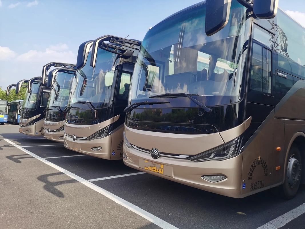 Los autobuses de lujo usados 50 asientan la mano Youngtong ZK6117 del dispensador segundo del agua de Champagne Color Middle Passenger Door