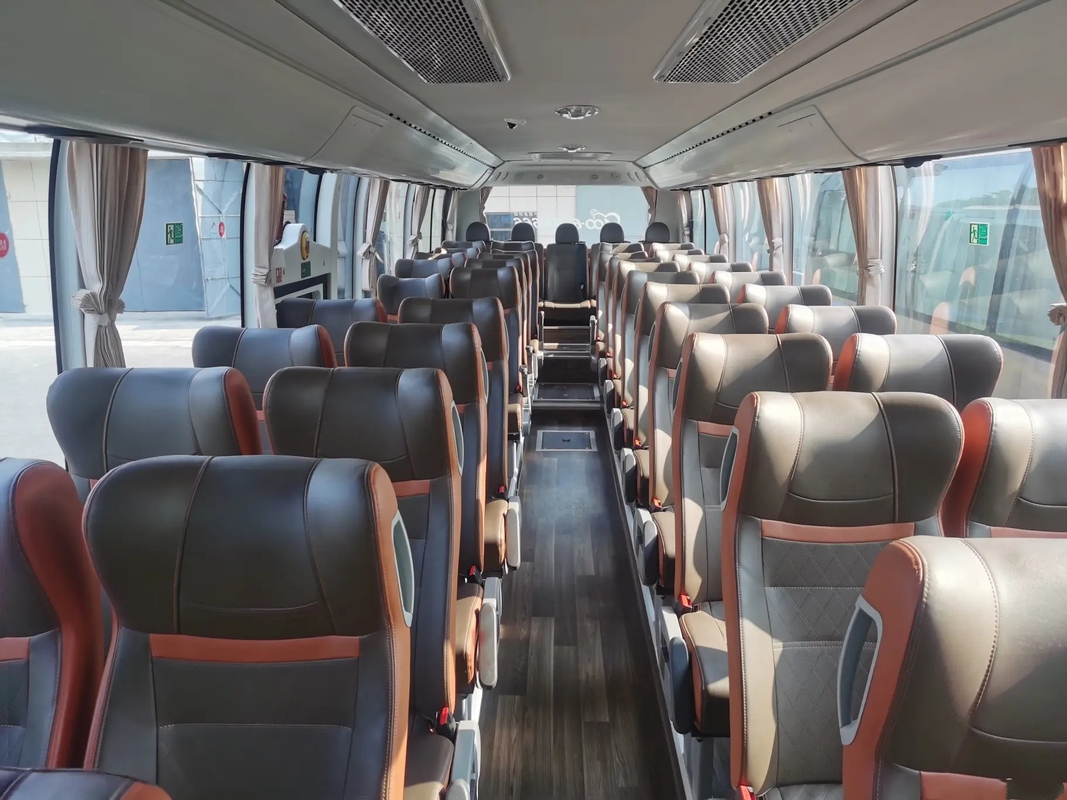 Los autobuses de lujo usados 50 asientan la mano Youngtong ZK6117 del dispensador segundo del agua de Champagne Color Middle Passenger Door