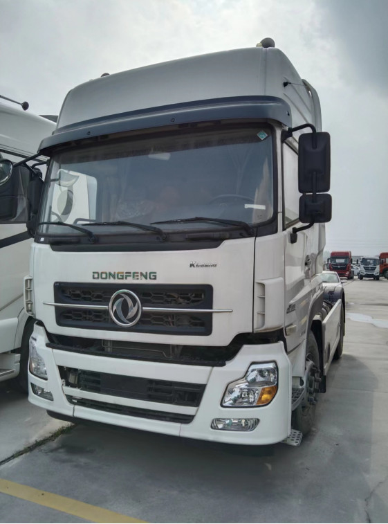 Masa usada de la tracción del total de la cabeza 465hp del tractor del modo de la impulsión del euro 5 DONGFNEG 4X2 de los camiones del tractor 30 toneladas de LHD