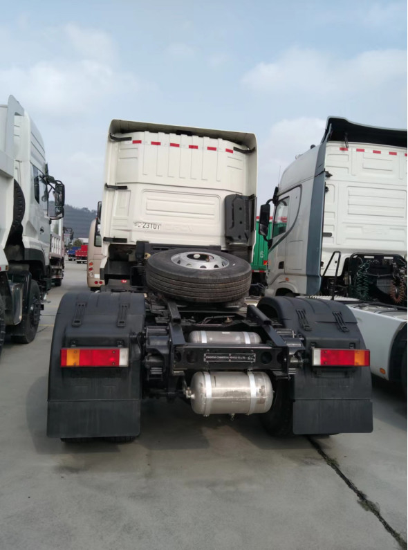 Masa usada de la tracción del total de la cabeza 465hp del tractor del modo de la impulsión del euro 5 DONGFNEG 4X2 de los camiones del tractor 30 toneladas de LHD