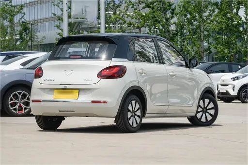 Vehículos de nueva energía de segunda mano Wuling Bingo Light Coffee Color Modelo 333KM