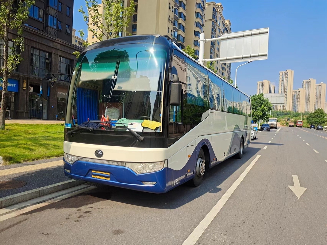 Entrenador de segunda mano Leaf Spring 55 asientos Motor Weichai 2013 Año LHD / RHD Dos puertas