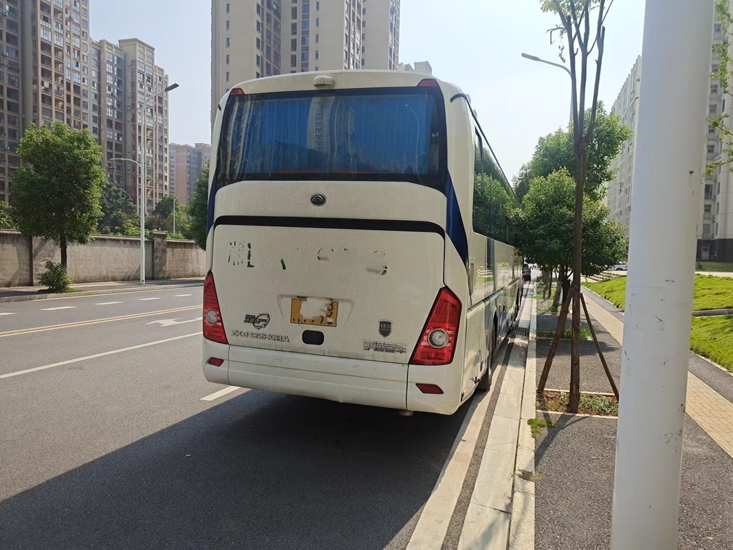Entrenador de segunda mano Leaf Spring 55 asientos Motor Weichai 2013 Año LHD / RHD Dos puertas