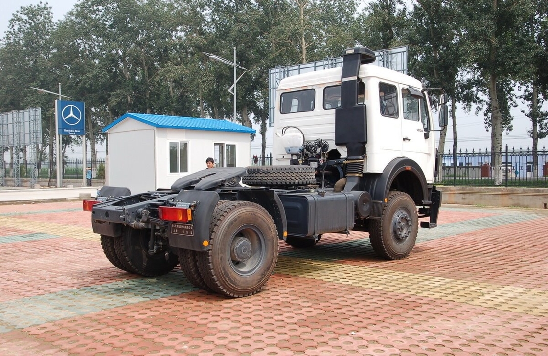 6 neumáticos usados camiones de carga media 4 * 2 Beiben cabeza de tractor 300 CV techo plano Euro 3