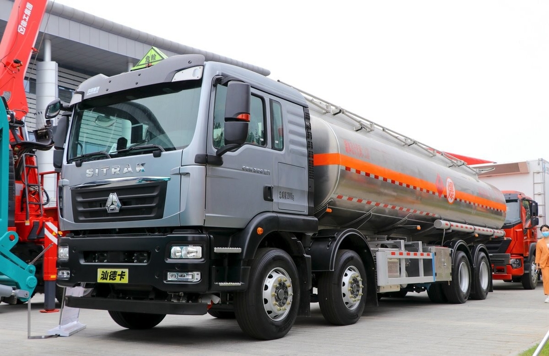 Camiones pesados usados Sinotruck Cisterna de petróleo de segunda mano 8*4 Modo de conducción 26 Cubicos 4 Ejes