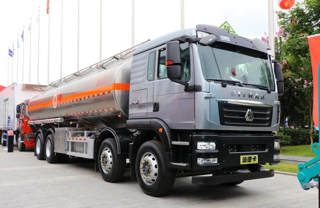 Camiones pesados usados Sinotruck Cisterna de petróleo de segunda mano 8*4 Modo de conducción 26 Cubicos 4 Ejes