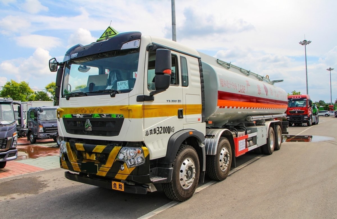 8*4 HOWO Camión petrolero de segunda mano 350 CV Cabina única y media 30m3