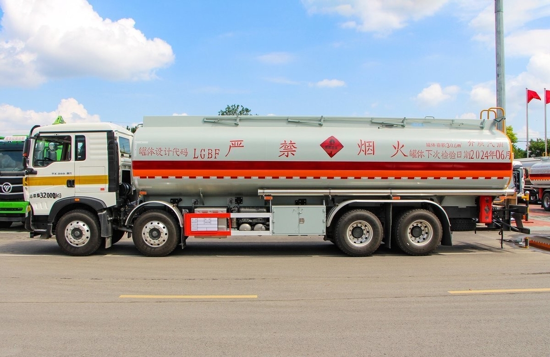 8*4 HOWO Camión petrolero de segunda mano 350 CV Cabina única y media 30m3