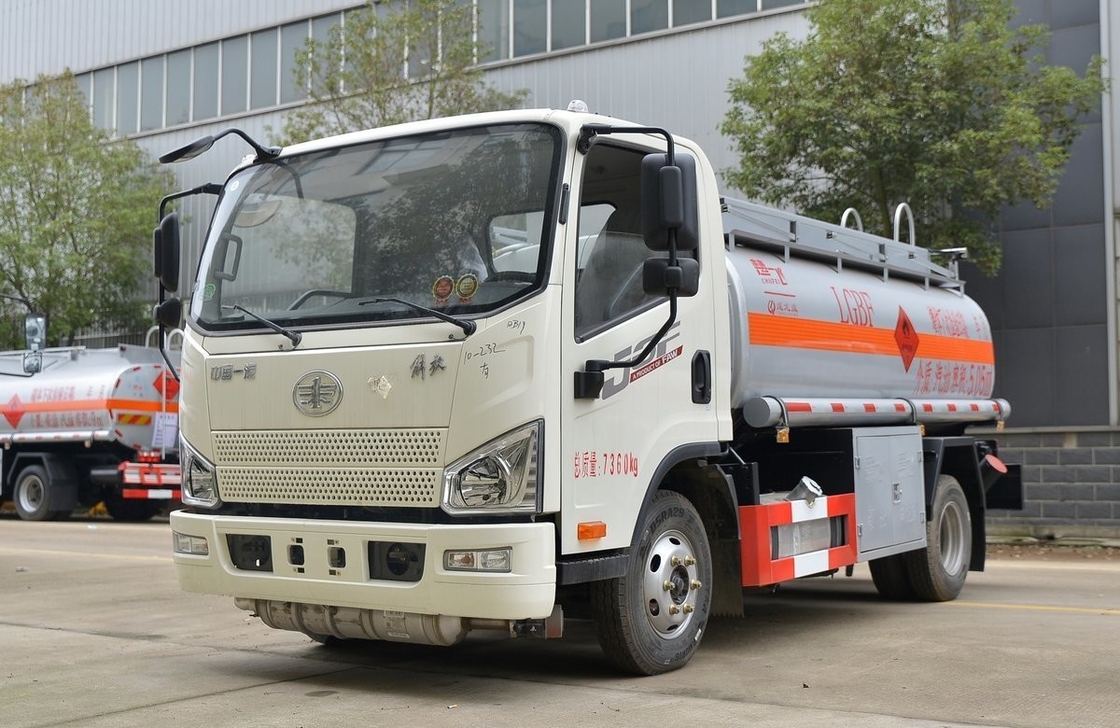 Pequeño tanque de petróleo usado de 5 cúbicos 4 * 2 Jiefang Camión de combustible de tanque neumáticos traseros dobles
