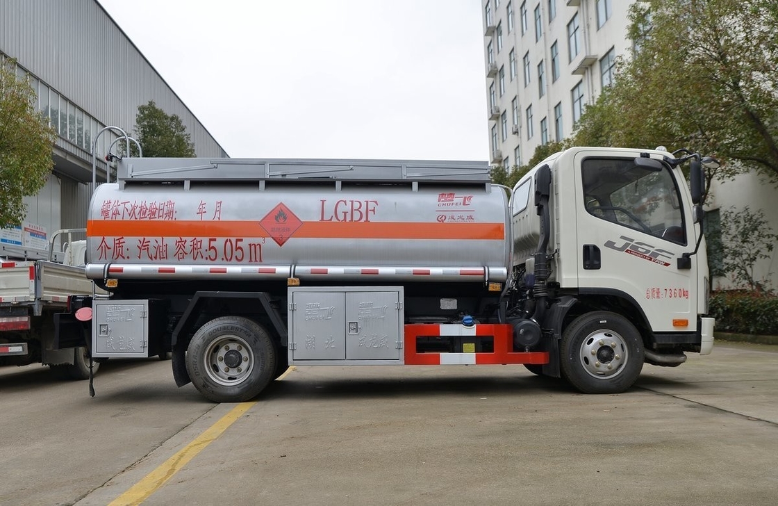 Pequeño tanque de petróleo usado de 5 cúbicos 4 * 2 Jiefang Camión de combustible de tanque neumáticos traseros dobles
