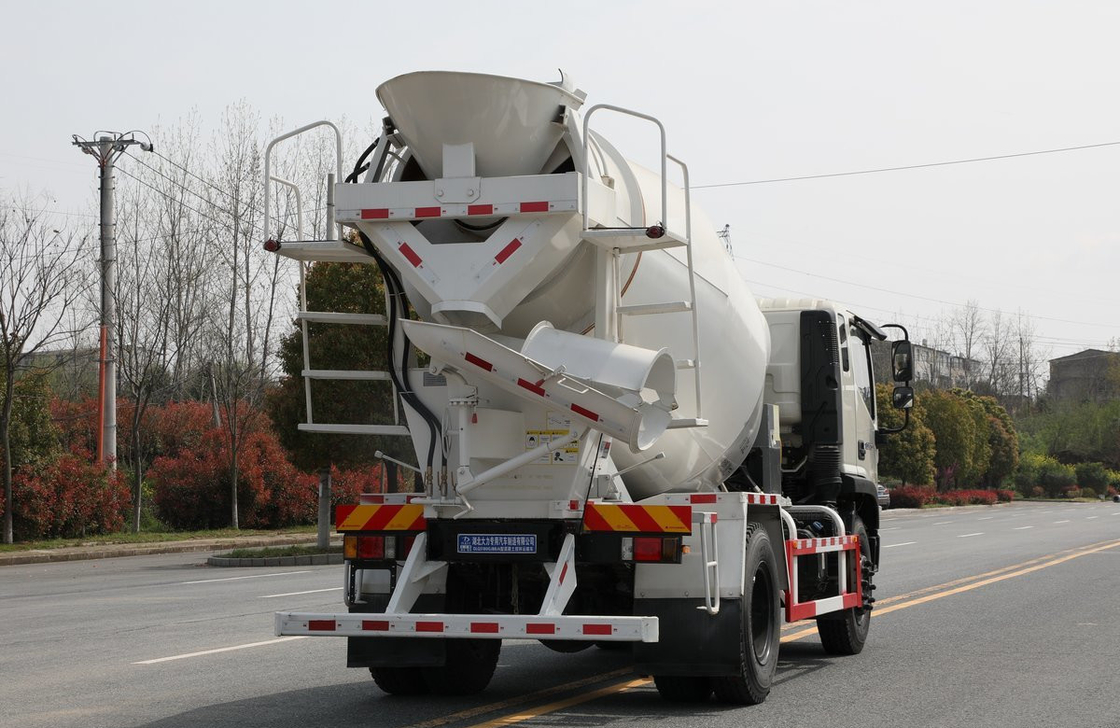 Mini camión mezclador de hormigón Foton ES5 Color blanco 4m3 Cisterna mezcladora 4*2 Modo de conducción