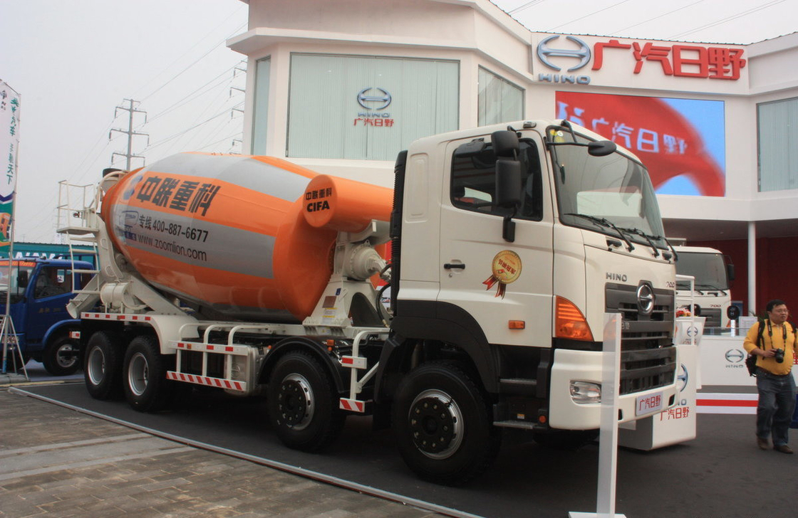 Camiones mezclador de hormigón 350hp Zoomlion Cisterna 8*4 Hino Mezclador Euro 3 Uso en África