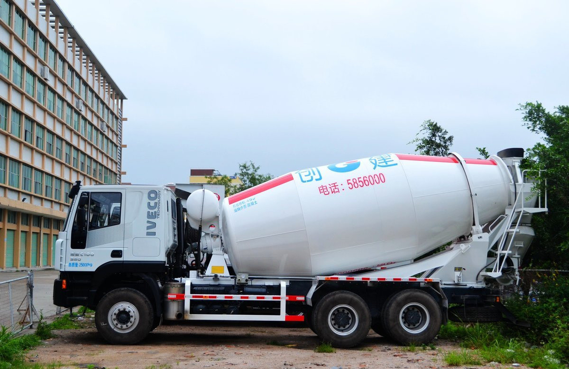 Hongyan 6*4 Iveco Pequeño camión mezclador de hormigón 5 cubic 10 neumáticos Dirección izquierda Euro 4