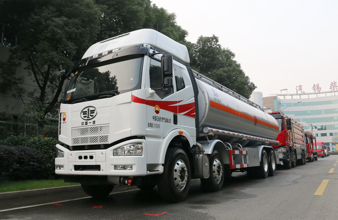 FAW 8*4 Cisterna de combustible Camión JM6 Modelo Tanques de almacenamiento de petróleo usados 31.5 cúbicos 280 hp LHD