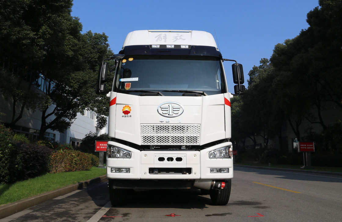 FAW 8*4 Cisterna de combustible Camión JM6 Modelo Tanques de almacenamiento de petróleo usados 31.5 cúbicos 280 hp LHD