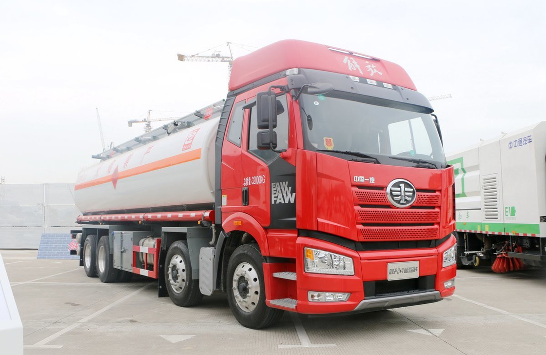 Camiones de petróleo usados FAW J6P Gran camión cisterna Camión de combustible de 11,5 metros de largo 24 LHD / RHD cúbicos