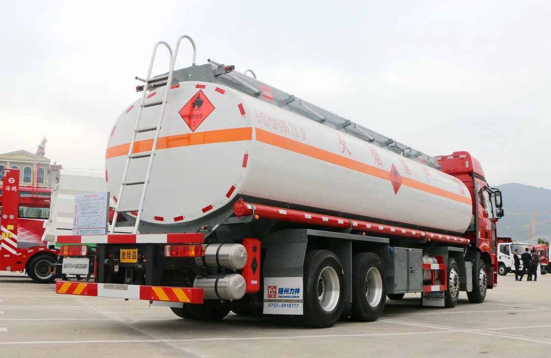 Camiones de petróleo usados FAW J6P Gran camión cisterna Camión de combustible de 11,5 metros de largo 24 LHD / RHD cúbicos