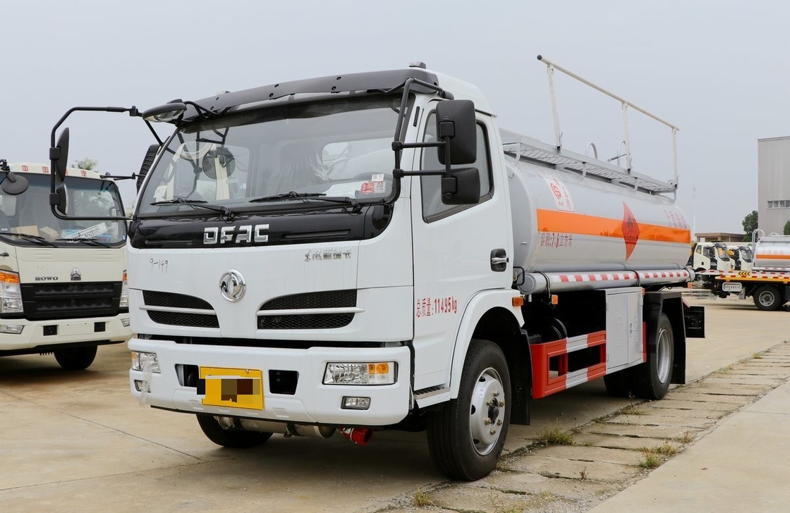Pequeño petrolero 7.6 cúbico 4 * 2 Modo de conducción Dongfeng Nuevo camión de cabina única primavera de hojas
