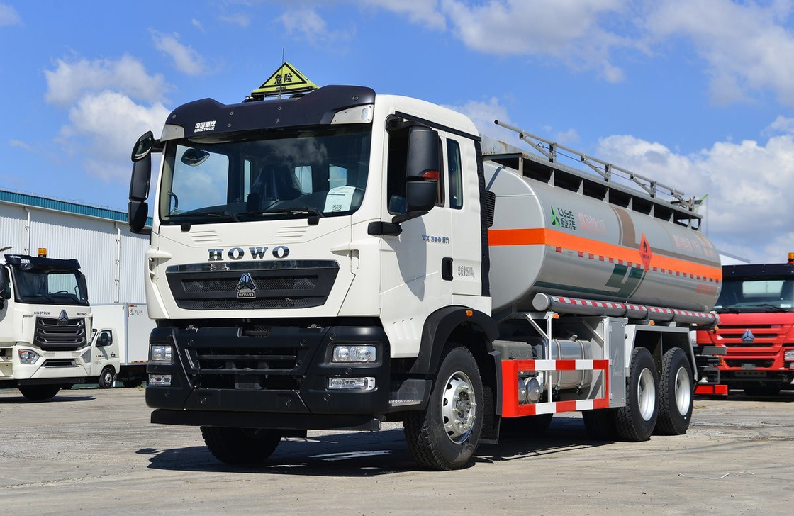 Camión de petróleo Howo 20 cúbicos 10 neumáticos Howo TX modelo de combustible Cisterna 6 * 4 techo plano 350hp