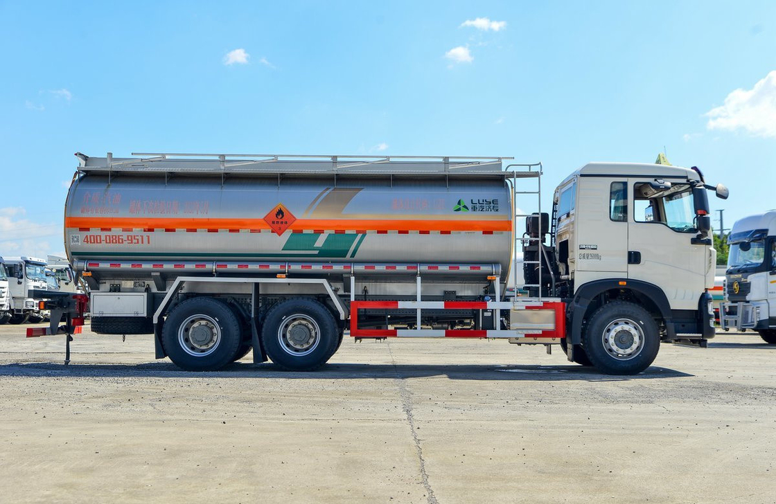 Camión de petróleo Howo 20 cúbicos 10 neumáticos Howo TX modelo de combustible Cisterna 6 * 4 techo plano 350hp