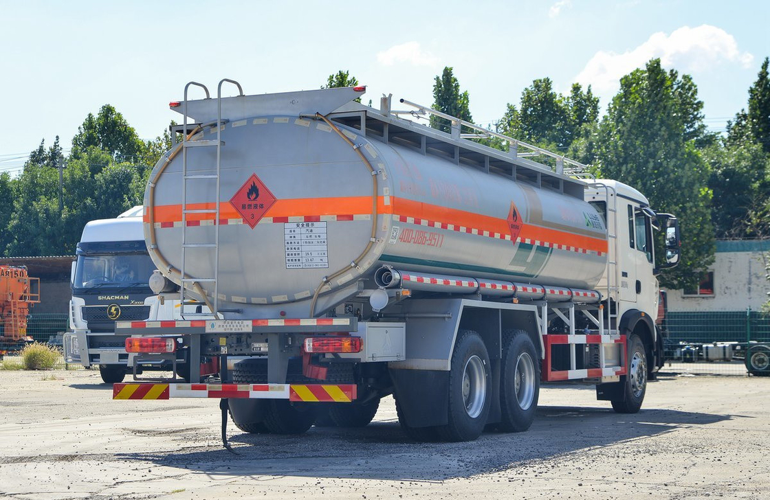 Camión de petróleo Howo 20 cúbicos 10 neumáticos Howo TX modelo de combustible Cisterna 6 * 4 techo plano 350hp