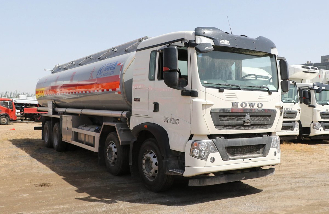 Contenedor de petróleo usado 30000 litros Howo T5G Cisterna de petróleo Camión de 4 ejes Cabina con dormitorio