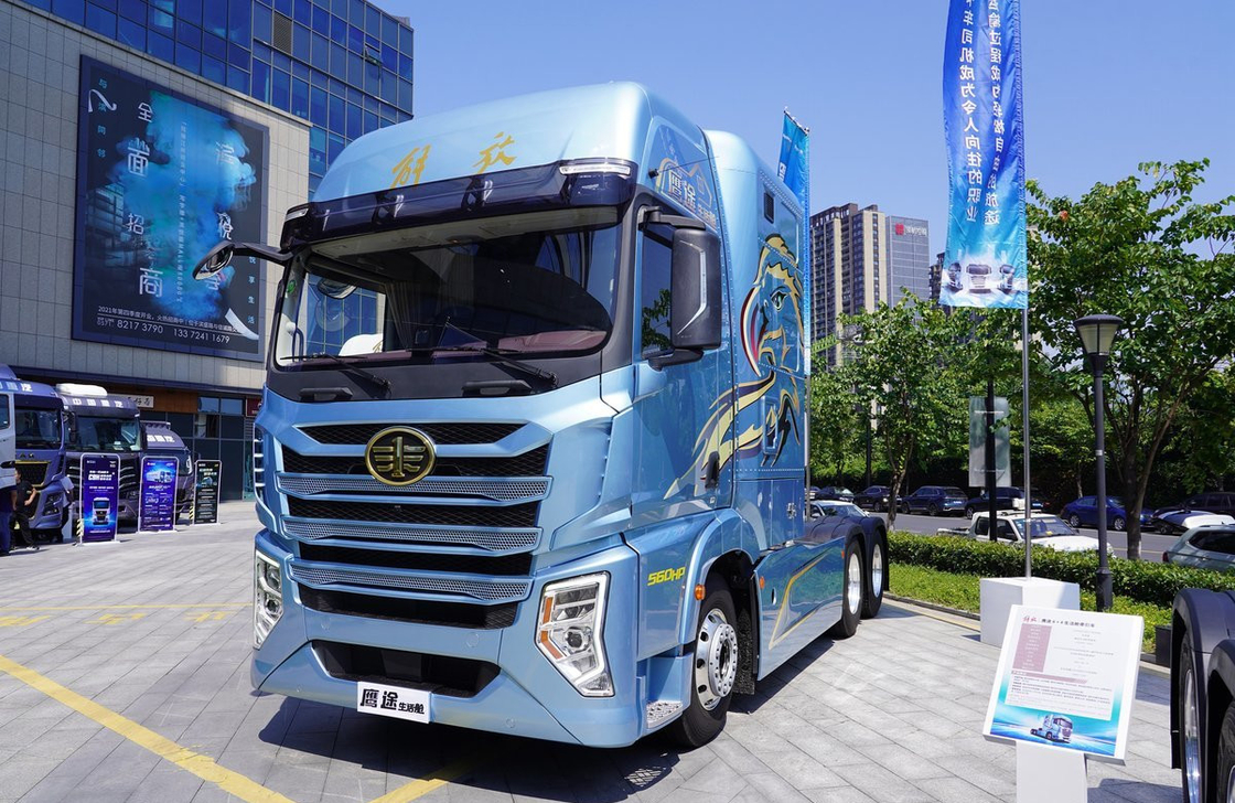 Jiefang 6x4 Camiones de tractor Living Cabin Bule Color 560hp CA Motor 10 neumáticos LHD