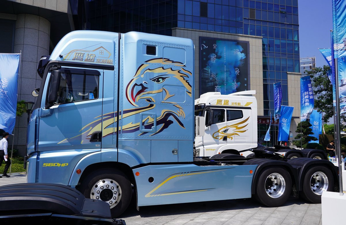 Jiefang 6x4 Camiones de tractor Living Cabin Bule Color 560hp CA Motor 10 neumáticos LHD
