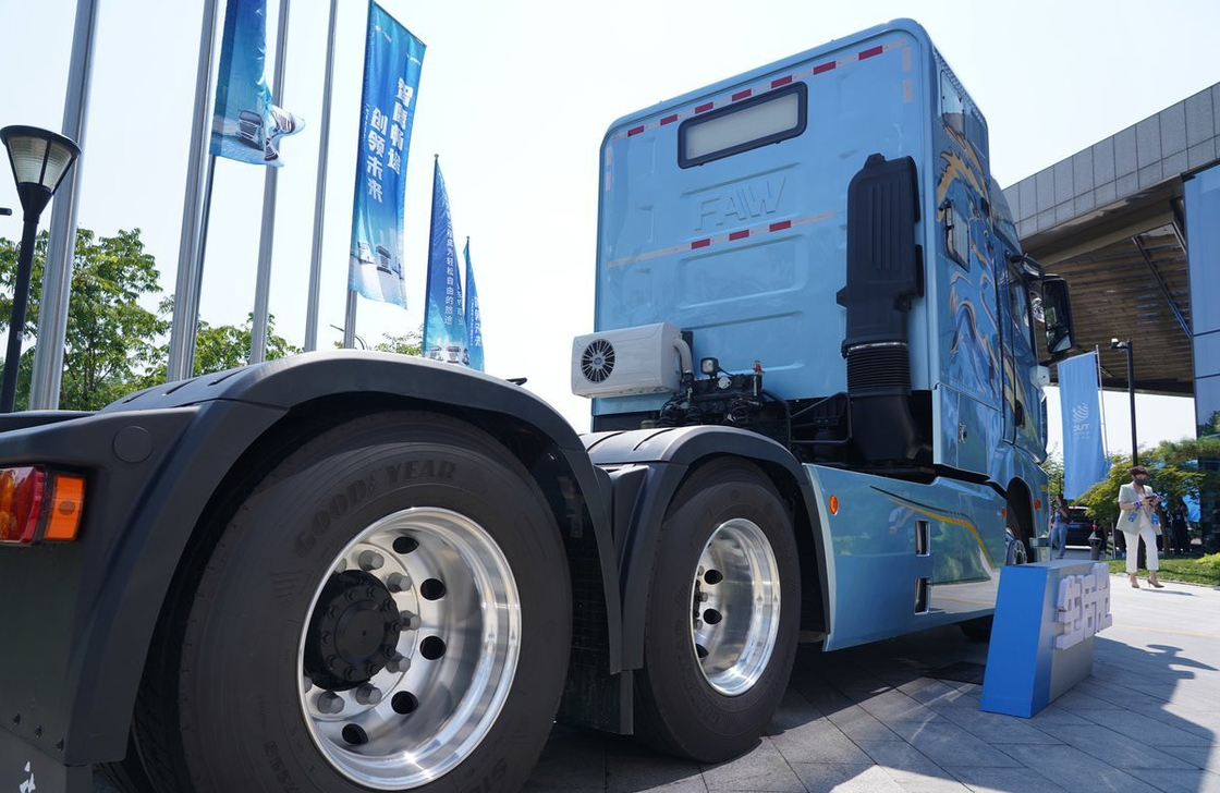 Jiefang 6x4 Camiones de tractor Living Cabin Bule Color 560hp CA Motor 10 neumáticos LHD