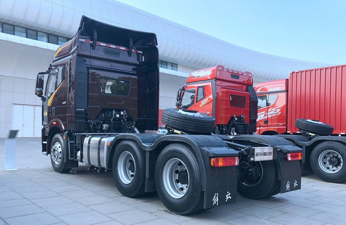Camión tractor Faw J6P Distribución de logística 560hp Motor potente 10 llantas Techo alto