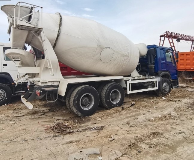 El precio más bajo mezclador de hormigón de 10 ruedas HOWO 6X4 8cbm 9cbm 371HP
