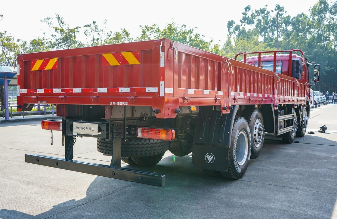 Camión de carga chino usado motor Yuchai 270hp 8 * 2 modo de conducción 2 asientos dormitorio único