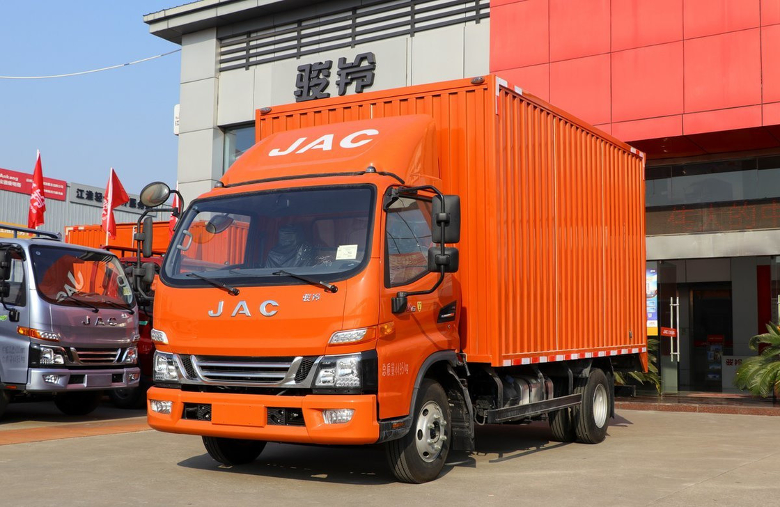 Camión ligero usado cargando 8 toneladas JAC V6 Manual de eje único 300L Capacidad petrolero