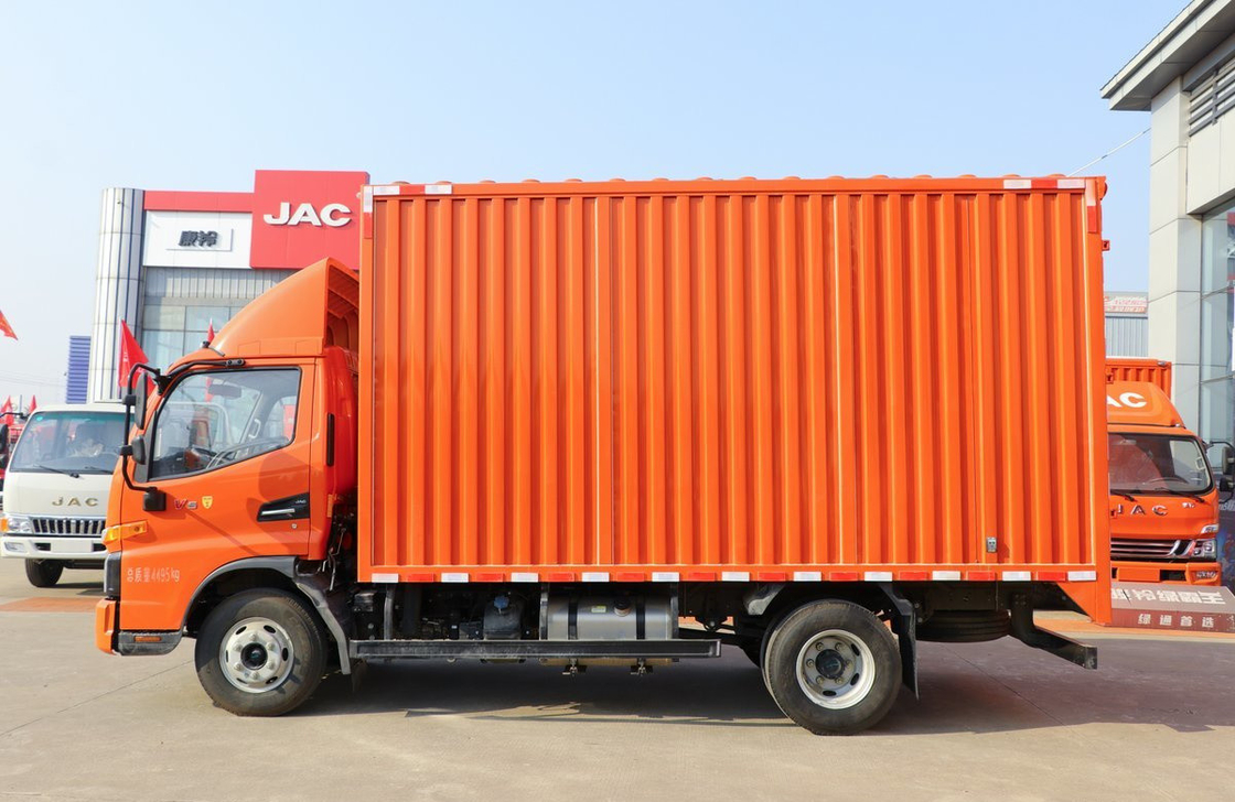 Camión ligero usado cargando 8 toneladas JAC V6 Manual de eje único 300L Capacidad petrolero