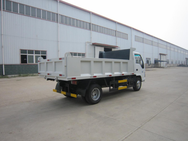 Camión usado de 3 t con tirador ISUZU 4 * 2 pequeño descargador Euro 4 Muchos resortes de hojas 5 velocidad