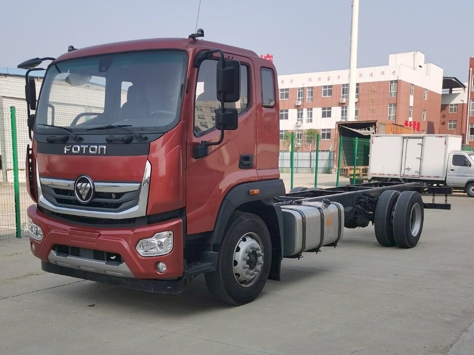 Chasis de camión de carga de 10 toneladas 4 * 2 neumáticos traseros dobles Euro 3 Motor Cummins 5150 distancia entre ejes