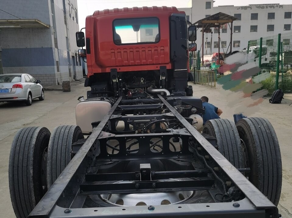 Chasis de camión de carga de 10 toneladas 4 * 2 neumáticos traseros dobles Euro 3 Motor Cummins 5150 distancia entre ejes