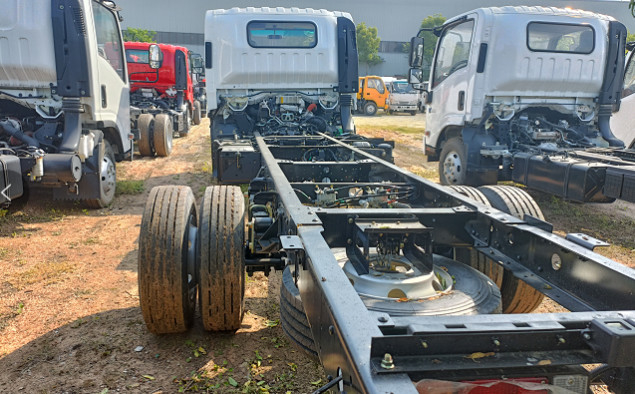 Camión de carga de fila única Isuzu 10 toneladas 4×2 Camión de camión 5,5 metros de largo Caja Euro 4 Cabina plana