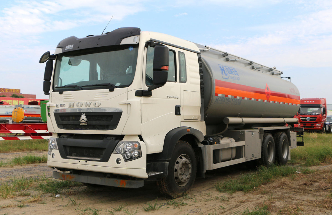 Sinotruck Howo 6*4 Modo de conducción 10 neumático camión cisterna de aceite 25 metros cúbicos 10 metros de largo LHD