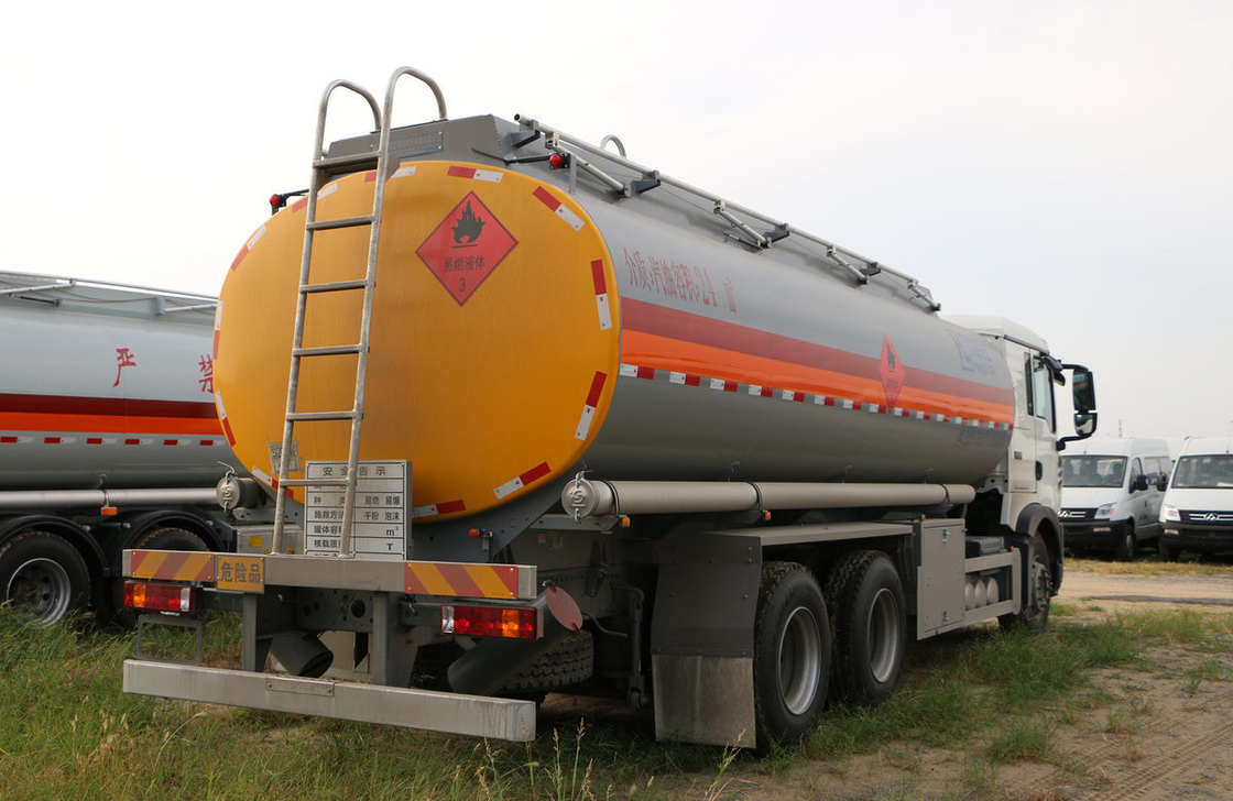 Sinotruck Howo 6*4 Modo de conducción 10 neumático camión cisterna de aceite 25 metros cúbicos 10 metros de largo LHD