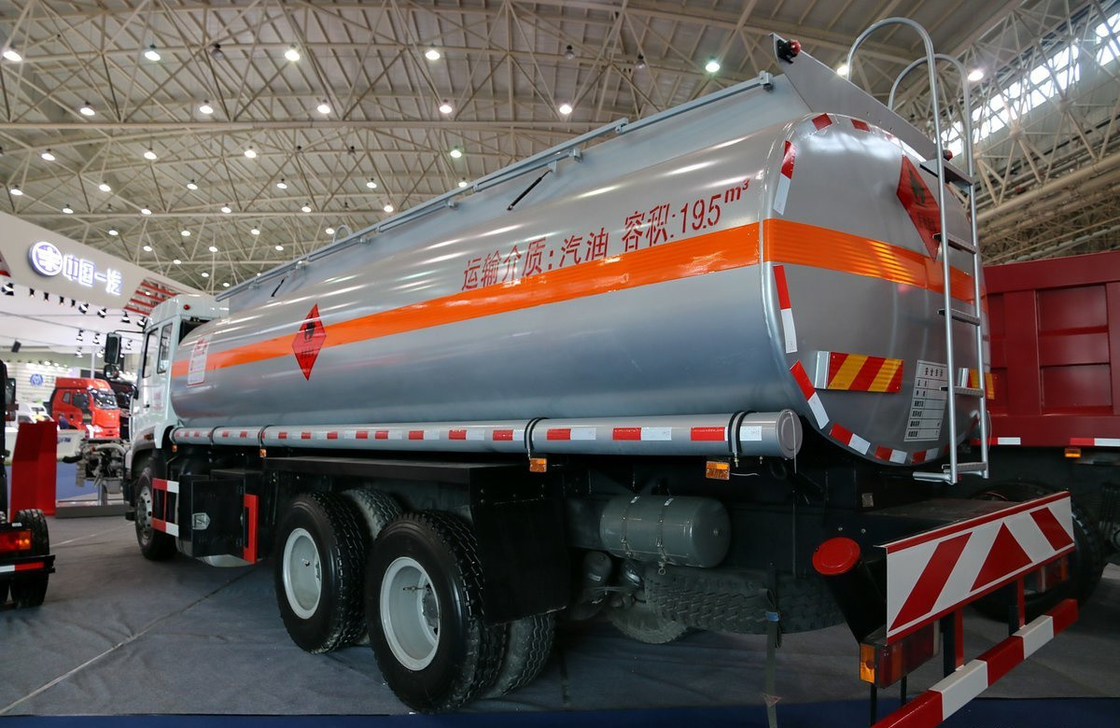 Camión cisterna de petróleo pesado Camión sinotruck 20m3 Camión cisterna de aleación de aluminio MAN Eje delantero cabina plana