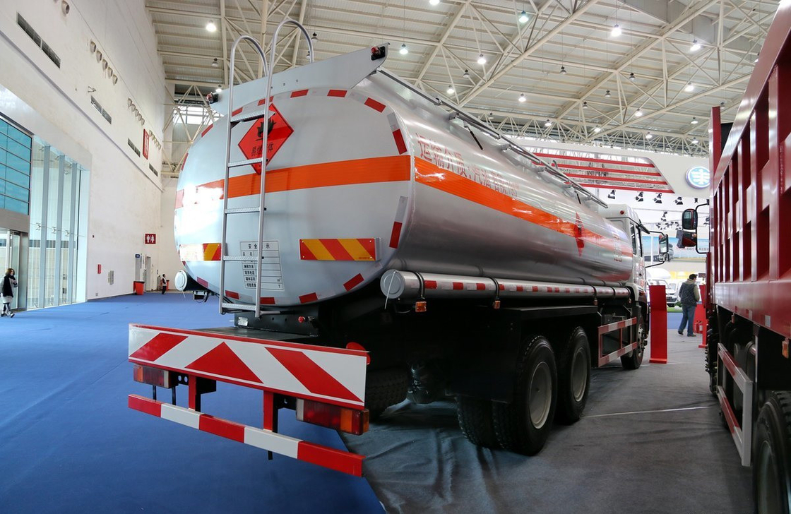 Camión cisterna de petróleo pesado Camión sinotruck 20m3 Camión cisterna de aleación de aluminio MAN Eje delantero cabina plana