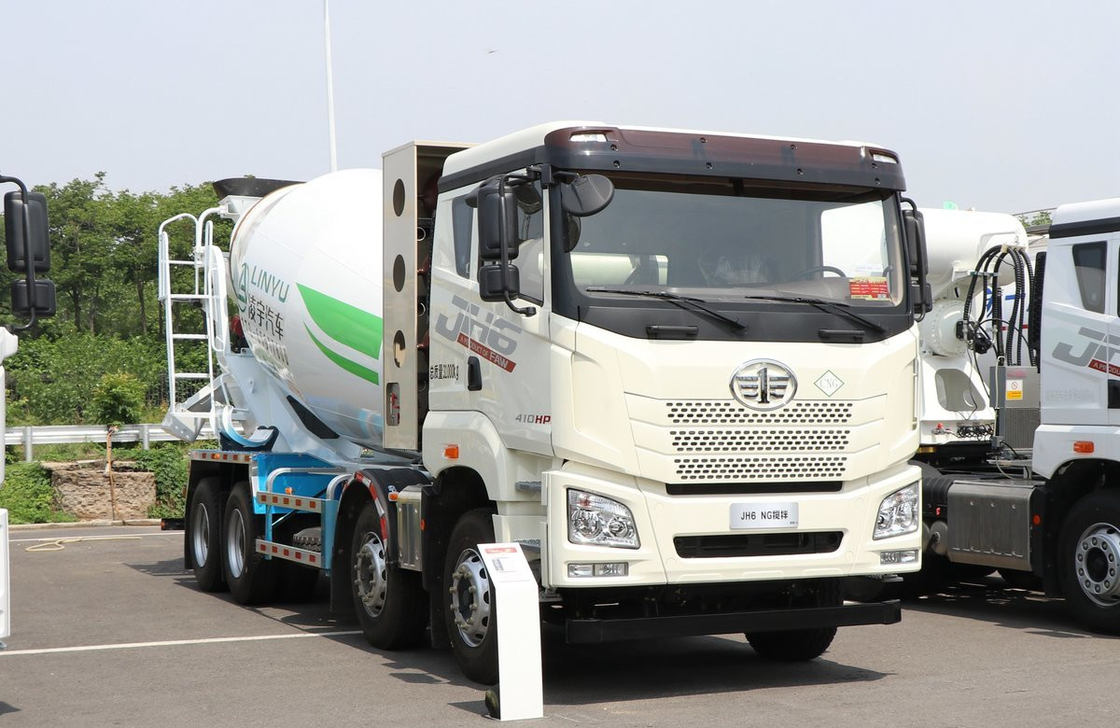 Camión mezclador de hormigón de 10 m3 Jiefang 8 × 4 mezclador Motor de GNC de 410 hp Seis cilindros Cabina plana