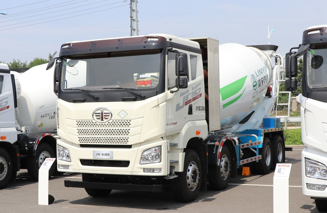 Camión mezclador de hormigón de 10 m3 Jiefang 8 × 4 mezclador Motor de GNC de 410 hp Seis cilindros Cabina plana