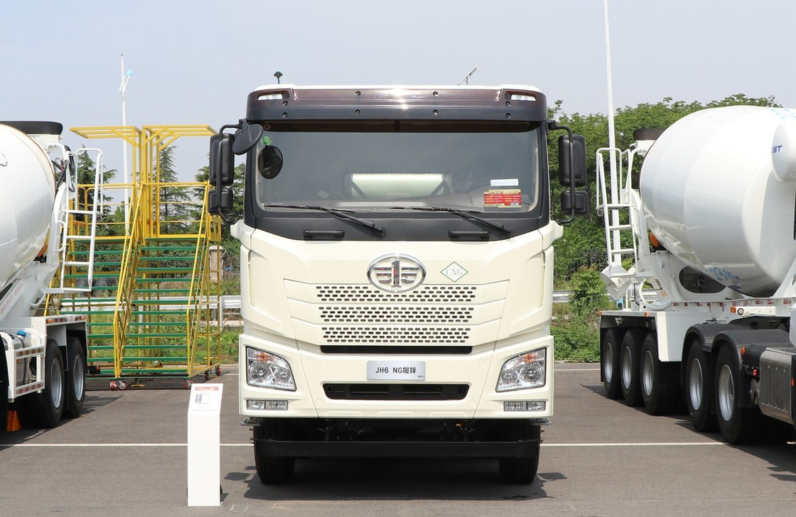 Camión mezclador de hormigón de 10 m3 Jiefang 8 × 4 mezclador Motor de GNC de 410 hp Seis cilindros Cabina plana