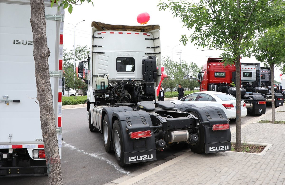 Tractor Truck Precio Comercio ZF Caja de cambios automática 6×4 ISUZU Cabeza de remolque 520hp Cabina de techo alto