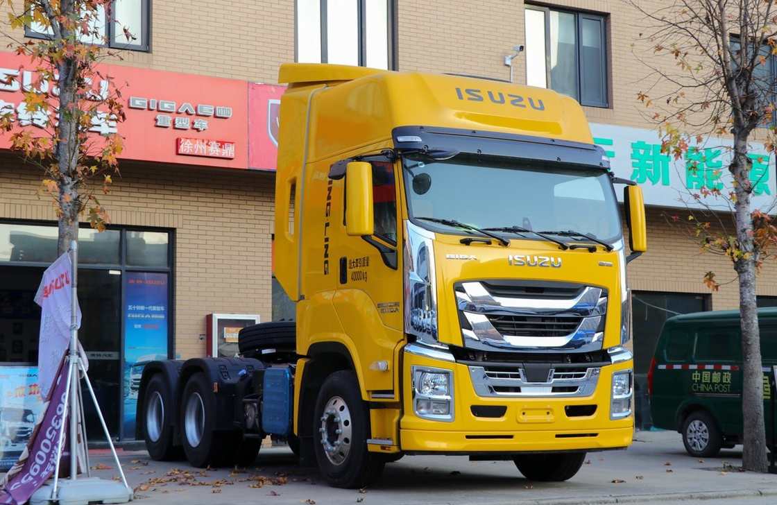 Unidades de camiones usados Tractor 460hp potente Egine ZF Caja de cambios Isuzu Prime Mover Cabina de techo alto