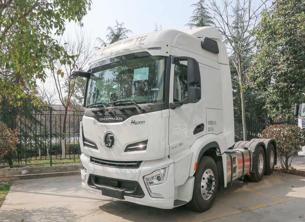 Cabeza de remolque Camión de color blanco 6*4 Shacman H6000 Cummins 490hp Motor 10 llantas Primavera de hoja