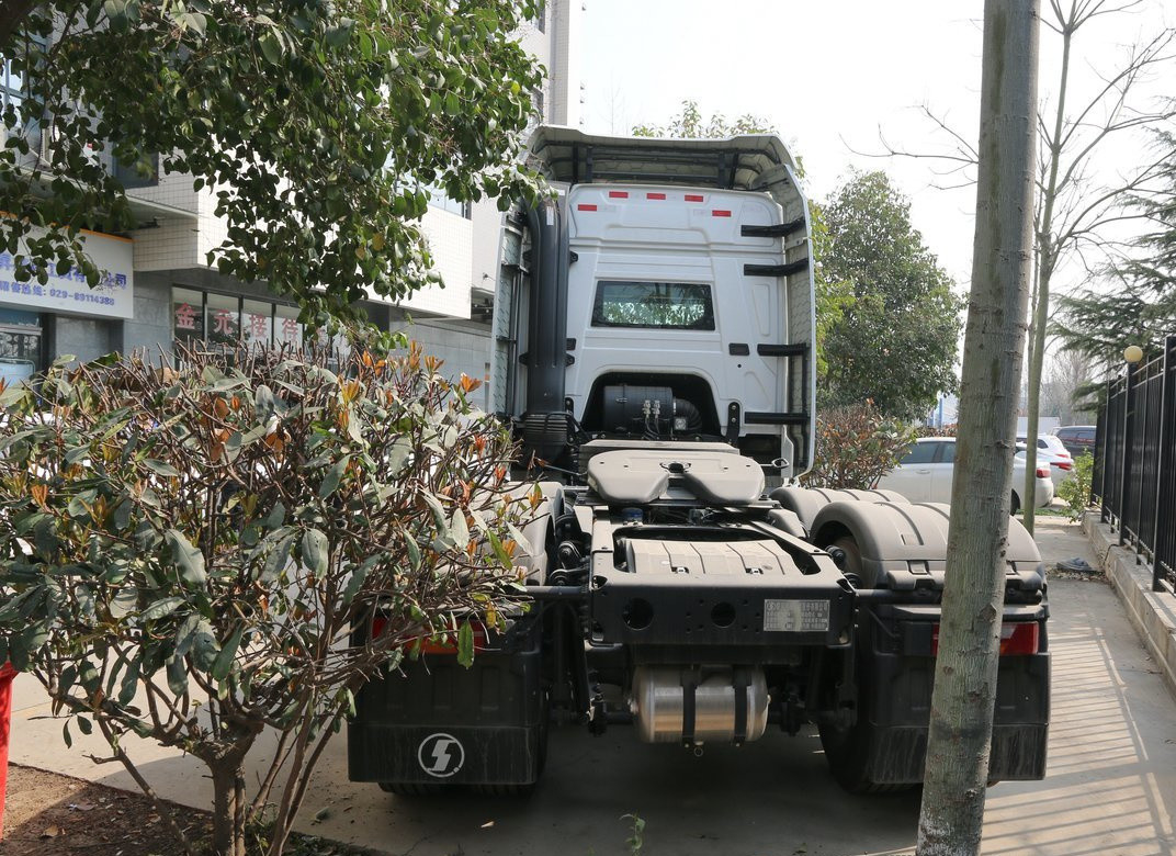 Cabeza de remolque Camión de color blanco 6*4 Shacman H6000 Cummins 490hp Motor 10 llantas Primavera de hoja