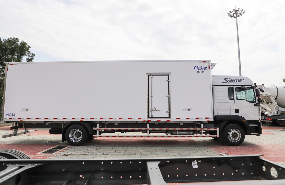 Refrigerador de enfriamiento Van Sinotruck 4 * 2 modo de conducción 9,5 metros de largo caja SITRAK 290hp